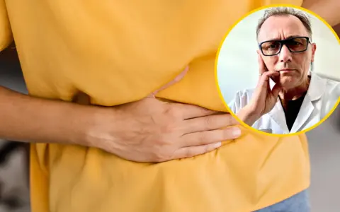 Kobieta trzyma się za brzuch, lekarz w okularach analizuje objawy, które mogą wskazywać na raka trzustki.