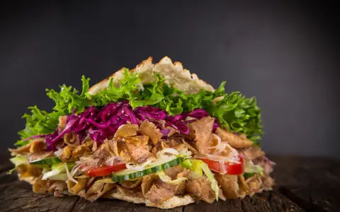 Saftiger Döner mit Fleisch, Salat, Tomaten, Gurken und Rotkohl. Perfekt, um Kebab selber machen zu lernen!