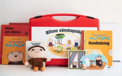 Alfons Åberg pyssel med böcker, en mjukis och en röd låda med illustrationer. Perfekt för små fans!