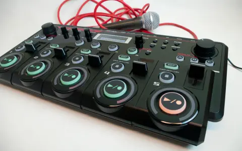 Mikrofon i kontroler muzyczny, gotowe do tworzenia dźwięków. Jak uzyskać odpowiednią loudness?