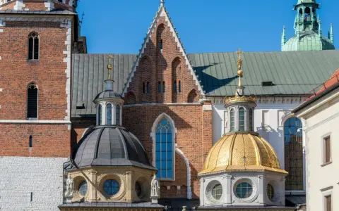 Wawel, jeden z najpiękniejszych zamków w Małopolsce, z charakterystycznymi kopułami i ceglaną wieżą.