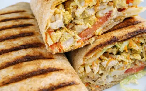 Domowy kebab z kurczaka z piekarnika: Soczyste mięso jak z budki