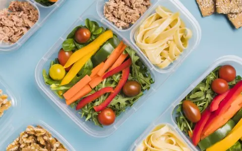 Przepisy na zdrowy lunch do pracy, które zaoszczędzą Twój czas