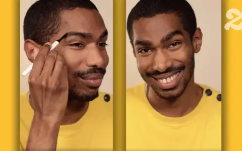 Un homme ajuste la forme de son sourcil avec un crayon. Il sourit, confiant dans son nouveau look.