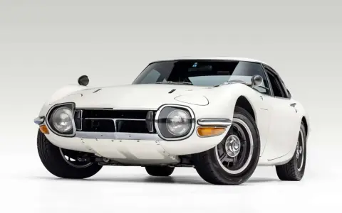 Weißer Toyota 2000GT, ein ikonischer Sportwagen. Der Toyota 2000GT Preis ist hoch, aber die Investition lohnt sich für dieses Meisterwerk.