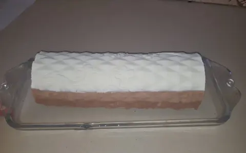 Un biscuit croustillant pour entremet, avec un décor en relief, est présenté dans un plat en verre.