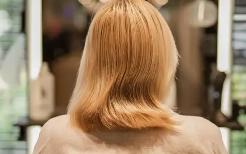 Jasne, blond włosy kobiety, które wkrótce mogą stać się siwe.