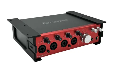 Czerwony interfejs audio Focusrite Clarett+ 4Pre z czarnymi uchwytami i pokrętłami, gotowy do nagrywania.