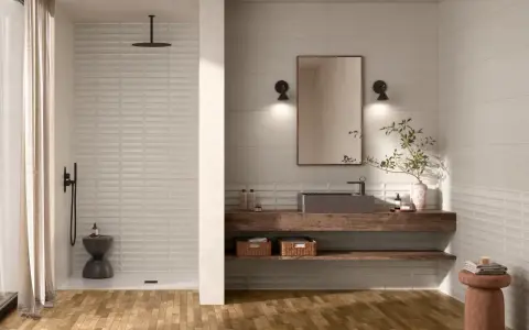 Bagno moderno con doccia a vista, lavabo in pietra e mensole in legno. Un esempio di idee bagno originali con un tocco naturale.