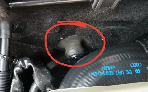 Czujnik ESP Audi A4 B6 znajduje się pod dywanikiem, blisko węży.