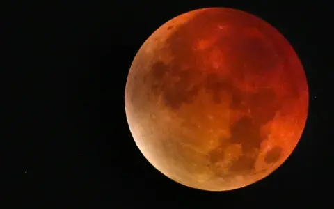 Czerwona poświata na Księżycu. To co to zaćmienie księżyca, gdy Ziemia rzuca cień.