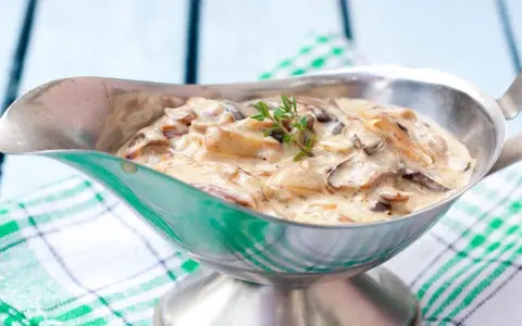 Sos grzybowy: Przepis na aksamitny smak bez zwarzonej śmietany