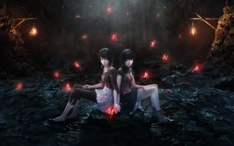Dos chicas sentadas en una cueva oscura, rodeadas de mariposas rojas brillantes. Una escena evocadora del **Fatal Frame 2 remake**.