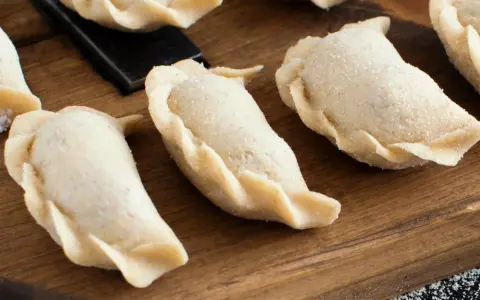 Jak gotować pierogi? Sprawdzone sposoby na idealne ciasto i farsz