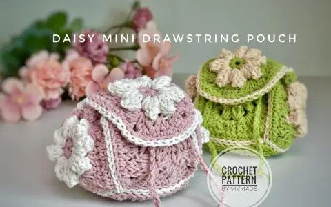 Dos bolsitas de ganchillo para regalos, una rosa y otra verde, decoradas con flores de ganchillo.