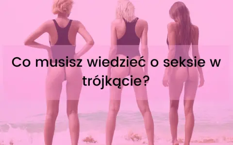 Trzy kobiety w strojach kąpielowych stoją na plaży.