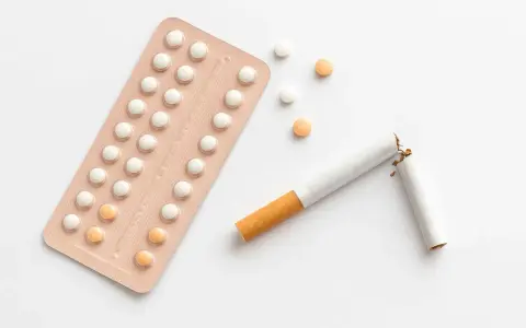 Verpackung mit Pillen und zerbrochene Zigarette. Vorsicht bei rauchen bei thrombosespritzen.