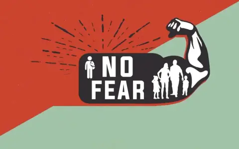 Grafika z napisem "NO FEAR" i sylwetkami rodziny w zgiętym bicepsie.