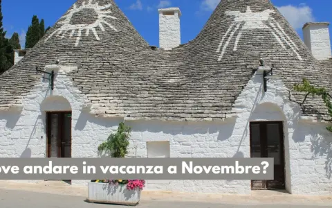 Trulli pugliesi con simboli bianchi sui tetti conici. Scopri cosa fare a novembre in Italia, tra borghi e sapori autunnali.