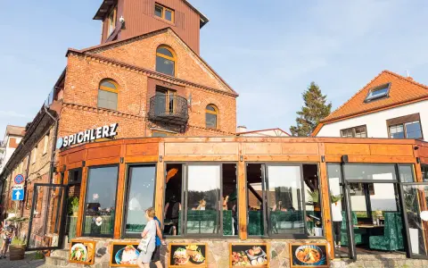 Restauracja "Spichlerz" w Ustce, jedna z atrakcji miasta, zaprasza do swoich wnętrz.