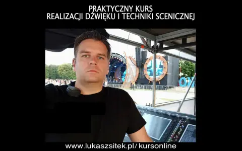 Praktyczny kurs realizacji dźwięku na żywo. Mężczyzna w słuchawkach przy konsolecie dźwiękowej przed sceną festiwalową.
