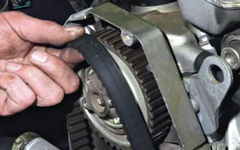 Mechanik sprawdza pasek rozrządu. Czas wymiany rozrządu zależy od modelu auta.