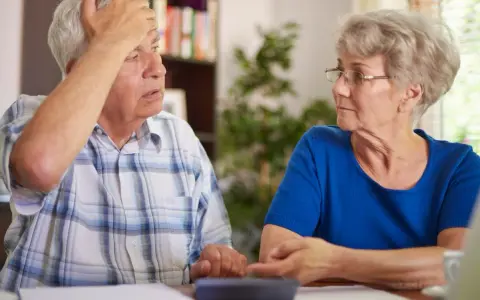 Zmartwieni seniorzy liczą pieniądze, martwiąc się o minimalną emeryturę w Polsce.