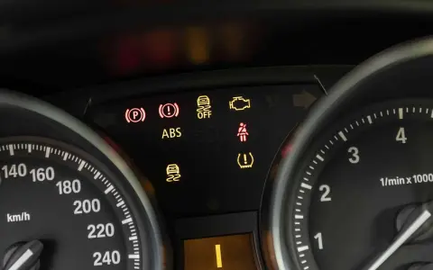 BMW Kontrollleuchten Symbole: ABS, Handbremse, Motor, Reifen und mehr leuchten auf dem Armaturenbrett.