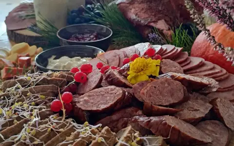 Bogactwo wędlin, serów i dodatków na rustykalnym stole. To przyczyny powrotu do tradycyjnych wiejskich stołów w nowoczesnym wydaniu.