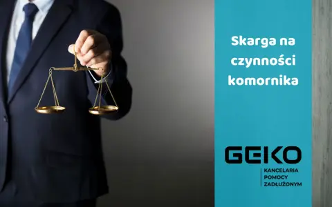 Prawnik w garniturze trzyma wagę sprawiedliwości. Tekst: "Skarga na czynności komornika". Pomoc w ograniczeniu zajęcia komorniczego.