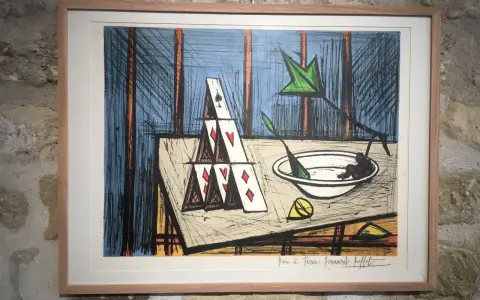Lithographie de Bernard Buffet, une tour de cartes fragile, symbole de la valeur éphémère des choses. Une nature morte intrigante.