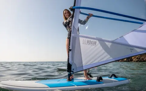 Deska windsurfingowa: Jak dobrać, by szybko pływać i nie żałować?