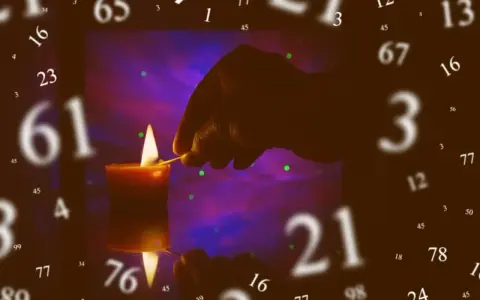 Dłoń zapala świecę, otoczona liczbami. W tle fioletowo-różowe światło. Numerologia 3 i 8 w centrum uwagi.
