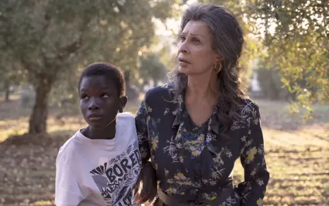 Sophia Loren i młody chłopiec patrzą w dal, jakby widzieli całe życie przed sobą.