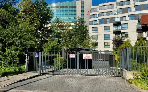 Zakaz parkowania przed posesją. Na bramie widnieje tabliczka "Zakaz parkowania w bramie", zgodnie z kodeksem drogowym.