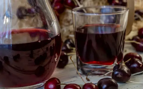 Domowe wino z wiśni: prosty przepis krok po kroku