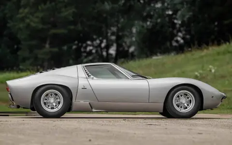 Silberner Lamborghini Miura S, ein Klassiker, dessen Preis Kenner begeistert.