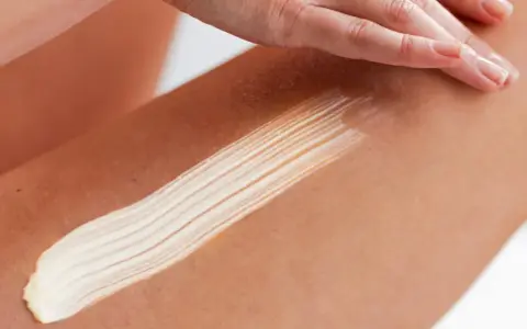Application d'une crème sur la peau, révélant les céramides bienfaits pour une peau hydratée et souple.