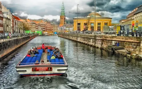 Rejs po kanałach Kopenhagi to świetny sposób na zobaczenie miasta. Zastanawiasz się, co kupić w Danii? Może lokalne przysmaki albo pamiątki z rejsu?
