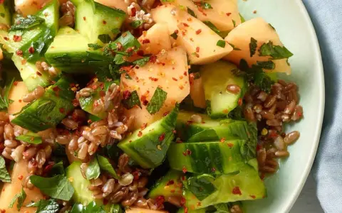Erfrischender melonen gurken-salat mit Getreide, Minze und Chili. Ein Rezept von Martina und Moritz für den Sommer.