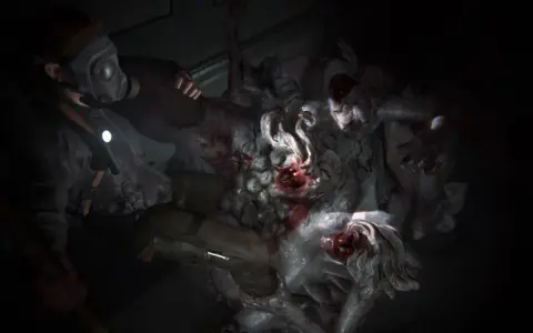 Postapokaliptyczna walka z potwornym królem szczurów w The Last of Us. Postać w masce gazowej i z latarką mierzy się z przerażającym stworzeniem.
