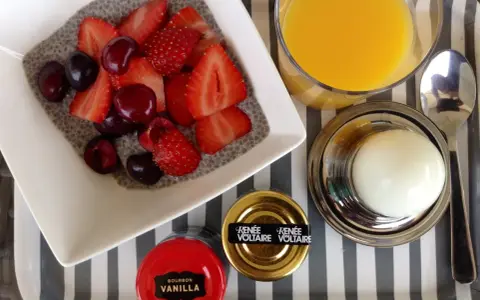 Frukost med chiapudding, bär, apelsinjuice och ett kokt ägg. En burk Bourbon Vanilla visar hur mycket vaniljpulver motsvarar en vaniljstång.