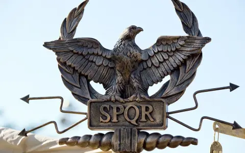 Aquila romana con SPQR, simbolo di Roma, con ali spiegate e frecce.