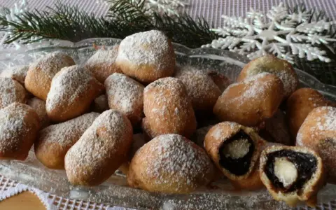 Pyszne pączki z powidłami śliwkowymi i kawałkiem banana. Idealne, gdy zastanawiasz się, co zrobić ze śliwek.