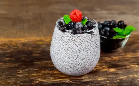 Pudding chia z jagodami i maliną. Nasiona chia – właściwości i przeciwwskazania.