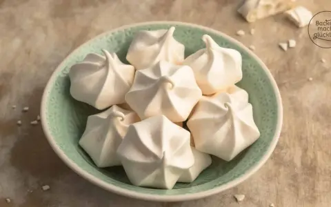 Ein Teller voller zarter Baiser, perfekt für jedes Baiser Rezept. Sie sehen aus, als wären sie frisch aus dem Ofen und bereit, auf der Zunge zu zergehen.