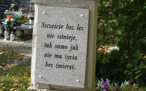 Kamienna płyta z cytatem o życiu i śmierci na cmentarzu, gdzie odbywa się pochówek urny.