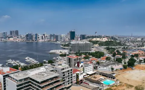Luanda, stolica Angoli, z nowoczesnymi wieżowcami, mariną pełną jachtów i historycznym fortem na wzgórzu.