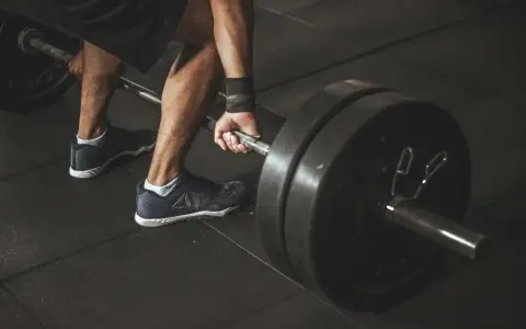 Ile kcal spala trening siłowy? Liczby, EPOC i trwały metabolizm