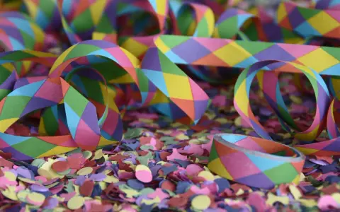 Nastrono colorato e coriandoli, perfetti per quando si festeggia Carnevale con allegria e divertimento.